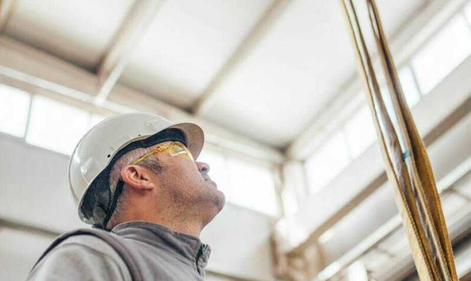 Jakie są różnice między montażem a konserwacją flagowych masztów?