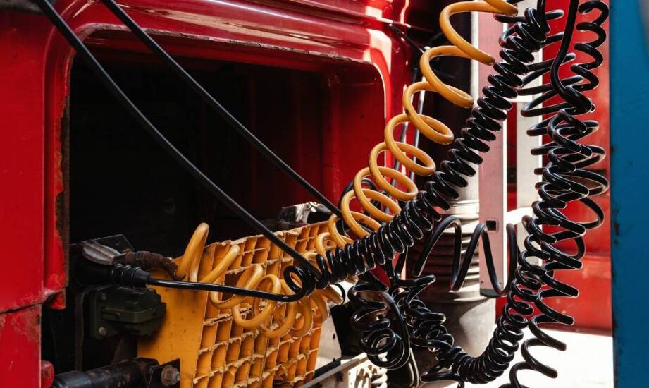 Jakie są kluczowe cechy podnośnika do ciężarówek, które wpływają na efektywność?