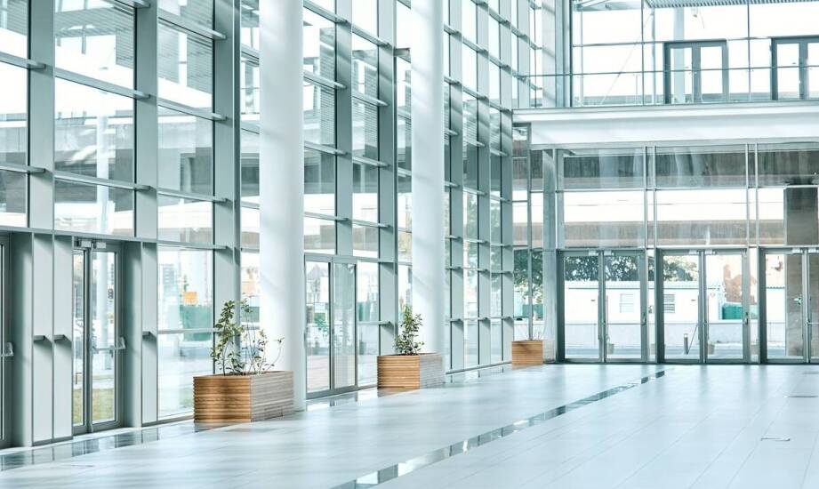 Profesjonalne usługi sprzątania w komercyjnych obiektach – korzyści i możliwości