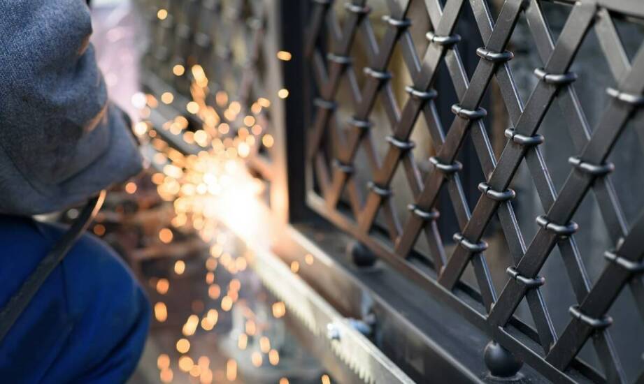 Wpływ właściwego doboru wózków na funkcjonowanie przemysłowych bram