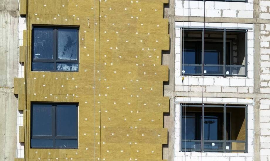 Porównanie efektywności różnych metod montażu płyt PIR na elewacjach.