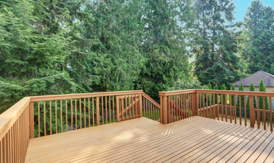 Kiedy warto się zdecydować na gotowy taras drewniany z zadaszeniem?