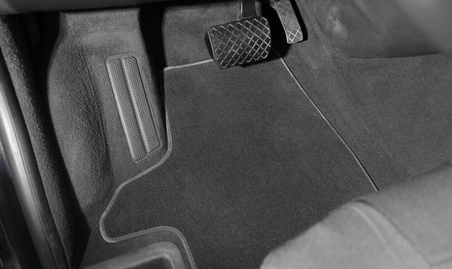 Zalety pikowanych dywaników samochodowych w ciężarówkach z automatyczną skrzynią biegów