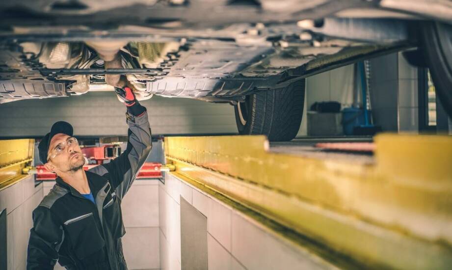 Korzyści z wykorzystania podposadzkowych podnośników w mobilnych serwisach