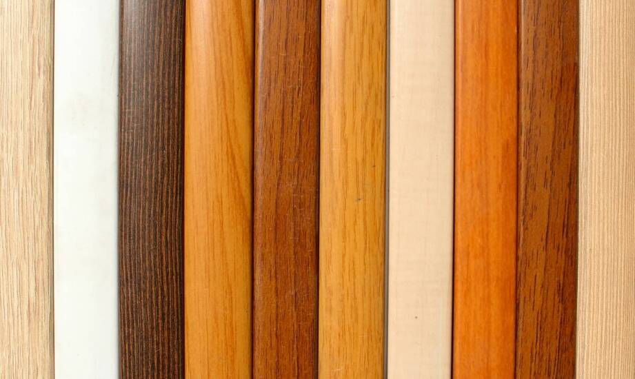 Jakie materiały dominują w produkcji okiennych osłonek na zawiasy?