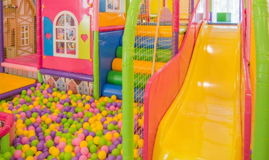 Znaczenie placu zabaw dla rodzin z dziećmi przy sali weselnej