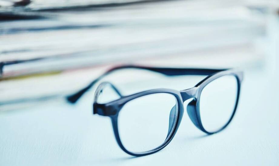 Jakie są najważniejsze zalecenia dotyczące pielęgnacji okularów według optyka?