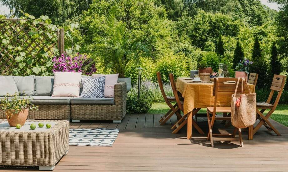 Wybór odpowiednich desek tarasowych do zewnętrznej przestrzeni – na co zwrócić uwagę?