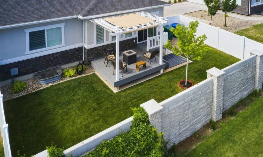 Jak dopasować kolory posesyjnych ogrodzeń do otoczenia domu?