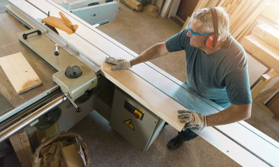 Serwis i techniczne wsparcie dla użytkowników czterostronnych strugarek: co warto wiedzieć?