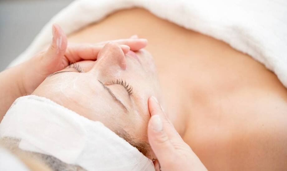 Jak naturalne składniki w liftingującej masce wpływają na cerę?