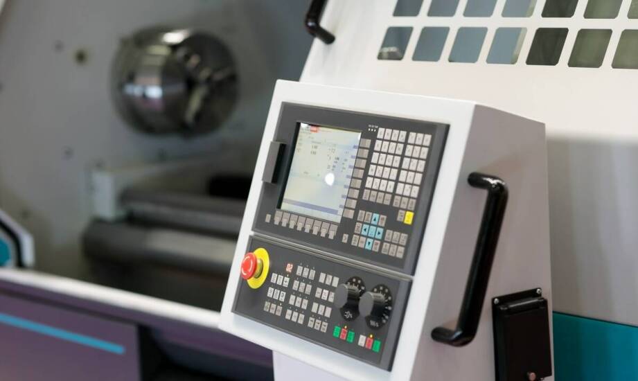 Jakie są najważniejsze cechy maszyn do obróbki stalowych profili dla dużych zakładów?