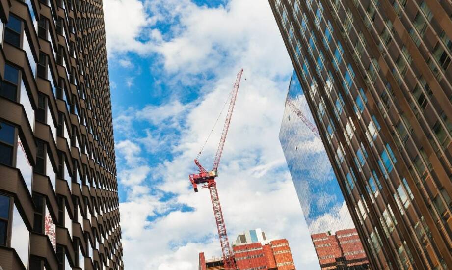 Jak montaż windy w istniejącym budynku wpływa na codzienne funkcjonowanie dla mieszkańców?