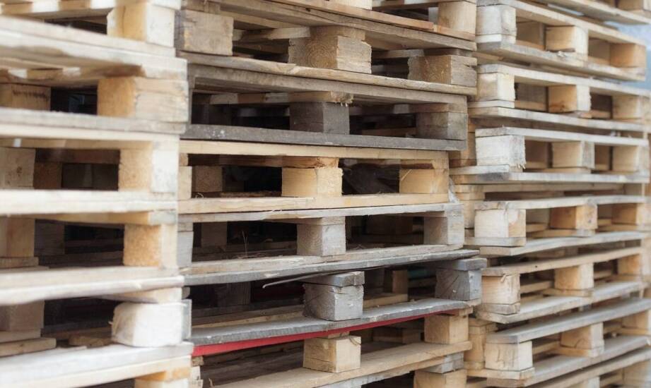 Wpływ drewnianych palet na zmniejszenie uszkodzeń towarów podczas transportu