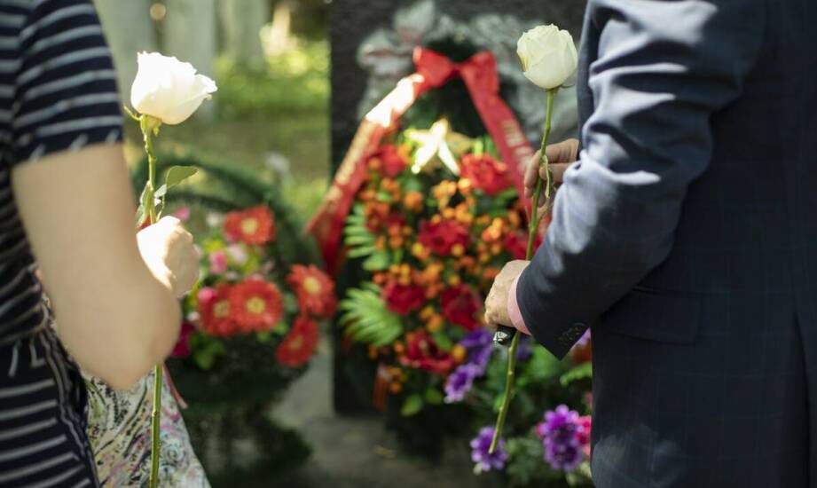 Wieńce pogrzebowe: jak dobrać kształt i rozmiar?