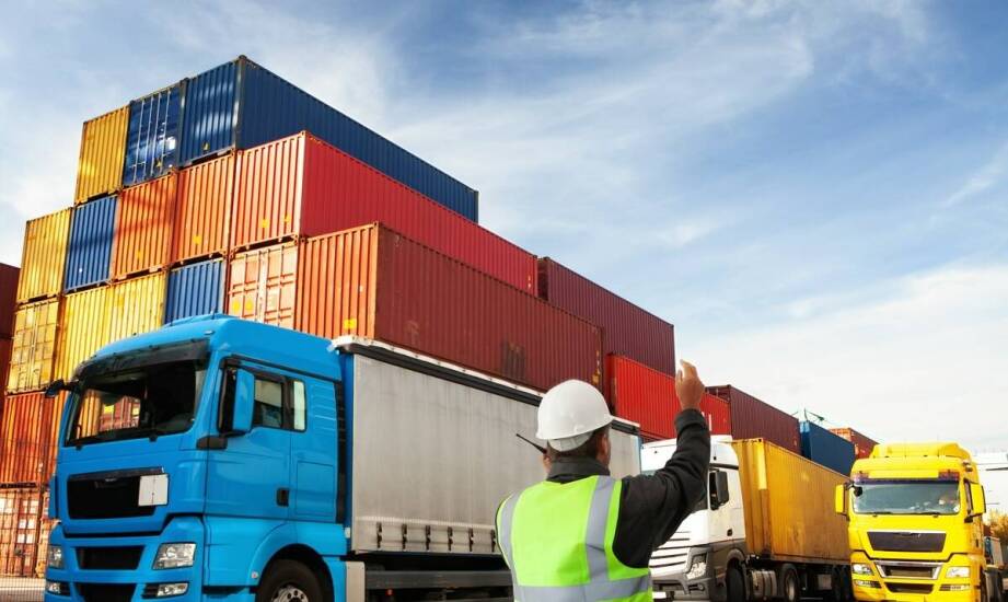 Znaczenie terminowości dostaw hakowych kontenerów z plandeką dla zachowania ciągłości procesów logistycznych