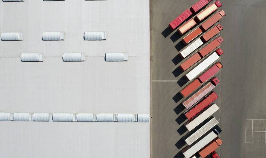 Jak sztaplowanie kontenerów zwiększa pojemność do składowania?