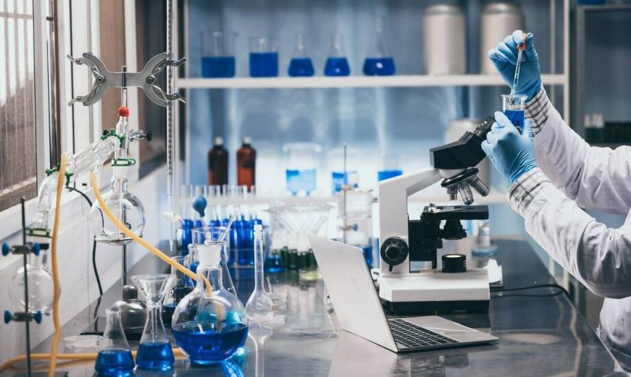 Badania nad tworzywami sztucznymi jako fundament innowacji w przemyśle gumowym