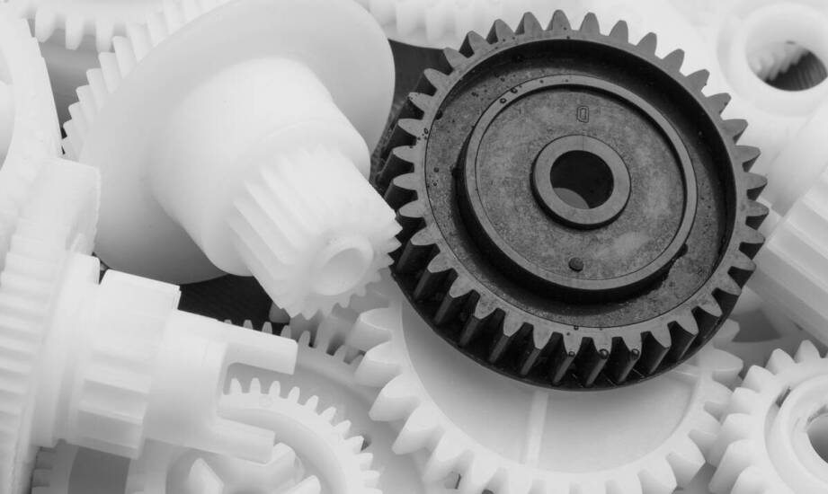 Skomplikowane plastikowe elementy: jak producent detali z tworzyw sztucznych radzi sobie z wyzwaniami?