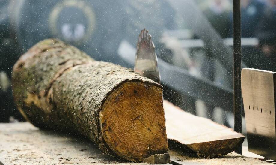 Rola spalinowych pił łańcuchowych w budownictwie: kiedy są niezastąpione?