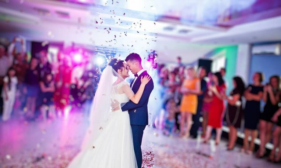 Wypożyczalnia oświetlenia na imprezy: Jakie są najnowsze trendy?