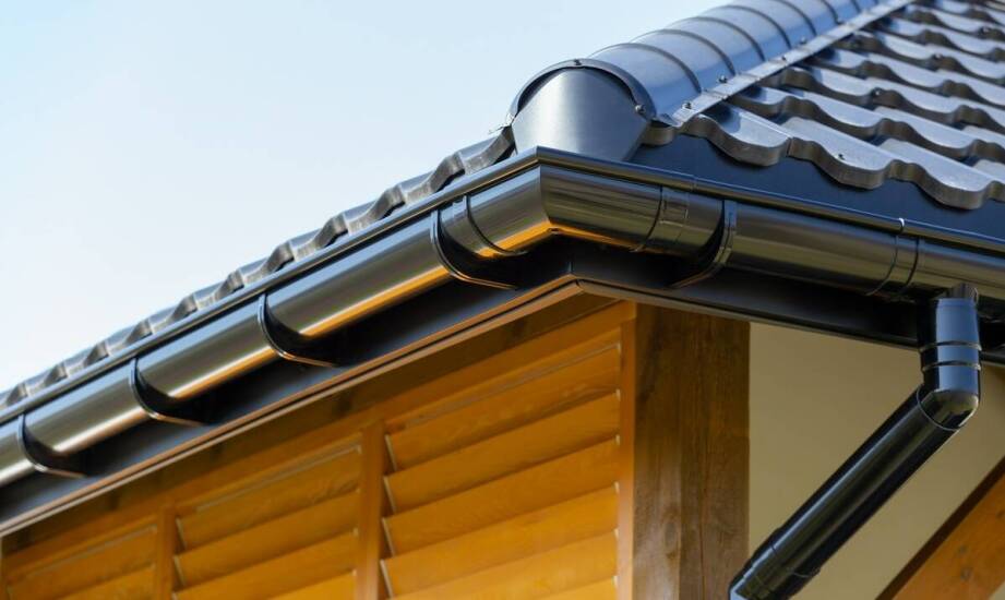 Jak zewnętrzne rolety mogą zwiększyć bezpieczeństwo posesji?