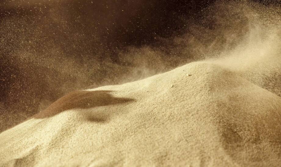 Wykorzystanie piasku płukanego przy wznoszeniu fundamentów: kluczowe korzyści