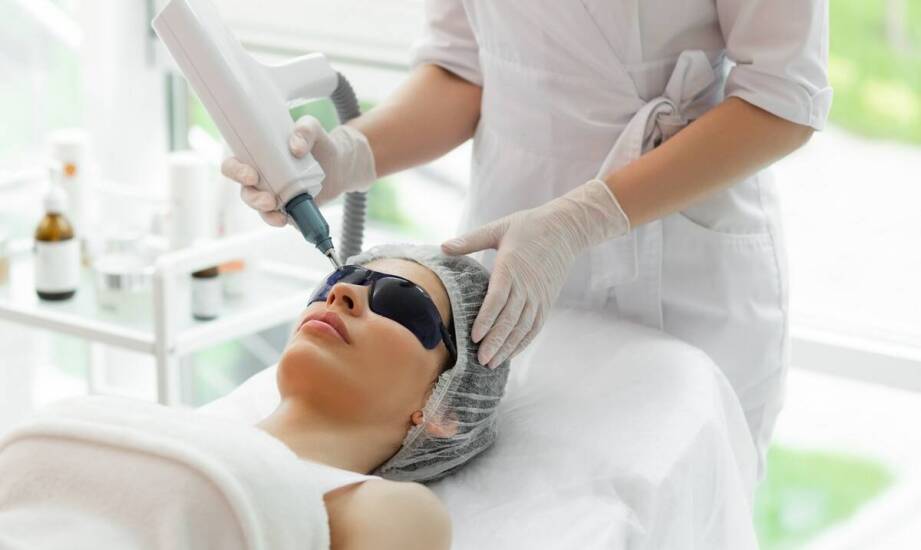 Ile sesji potrzeba do całkowitego usunięcia permanentnego makijażu brwi?