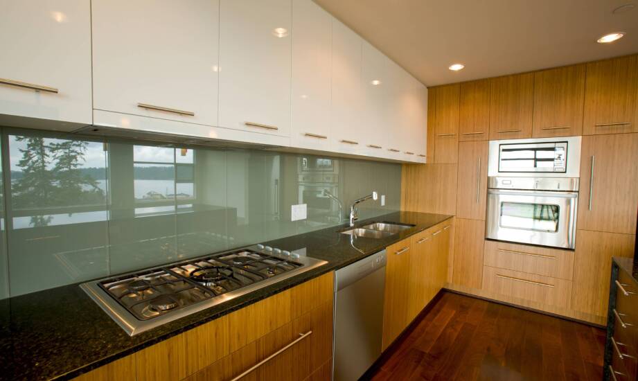 Zalety szklanych paneli w nowoczesnej kuchni