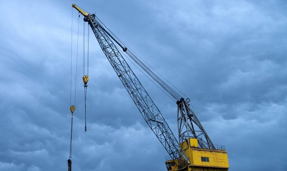 Jak stacjonarny dźwig wpływa na efektywność załadunku kontenerów?
