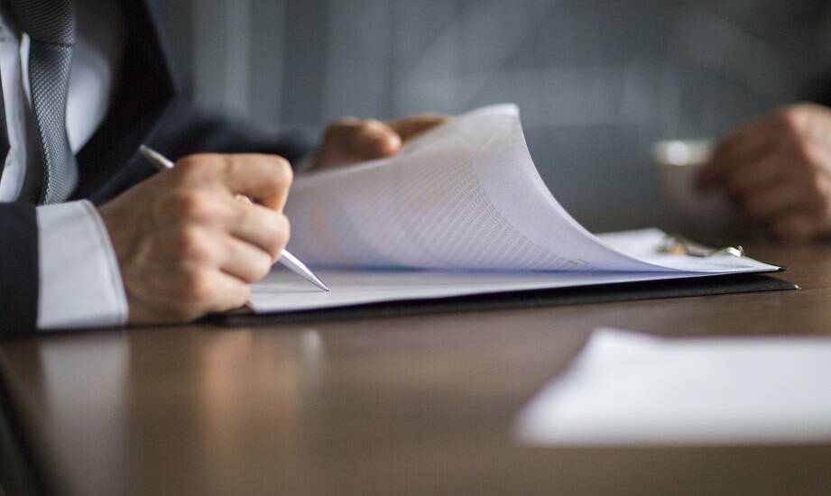 Jakie korzyści niesie współpraca z agencją celną profesjonalną?