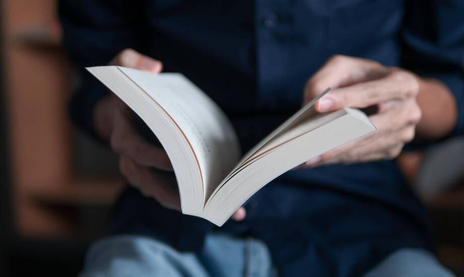 Jak literatura na temat terapii humanistycznej wspiera zrozumienie emocji?