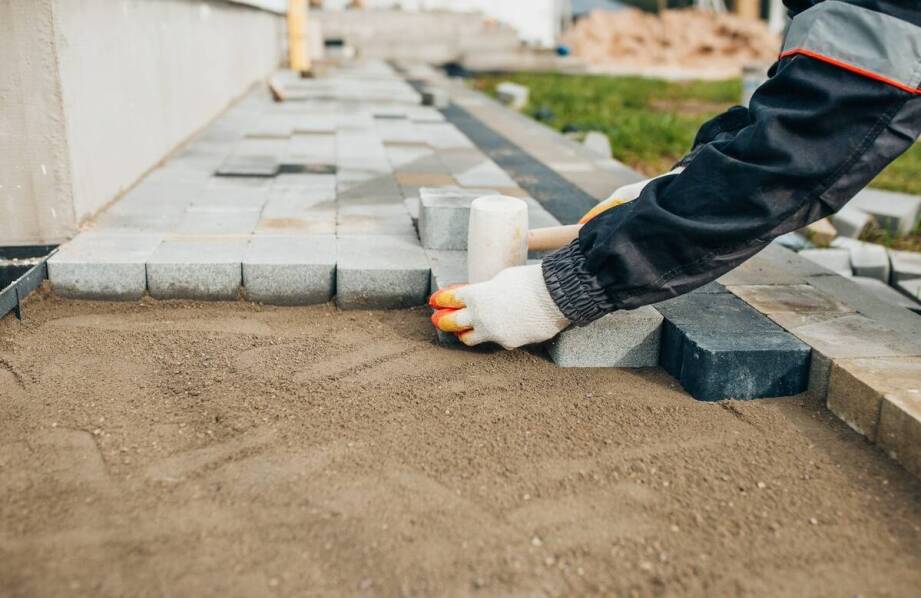 Proces aplikacji piasku do spoinowania kostki brukowej krok po kroku