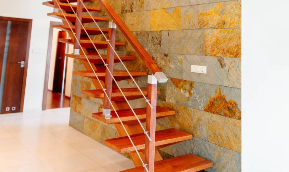 Balustrady na wewnętrzne schody – jak połączyć estetykę z funkcjonalnością?