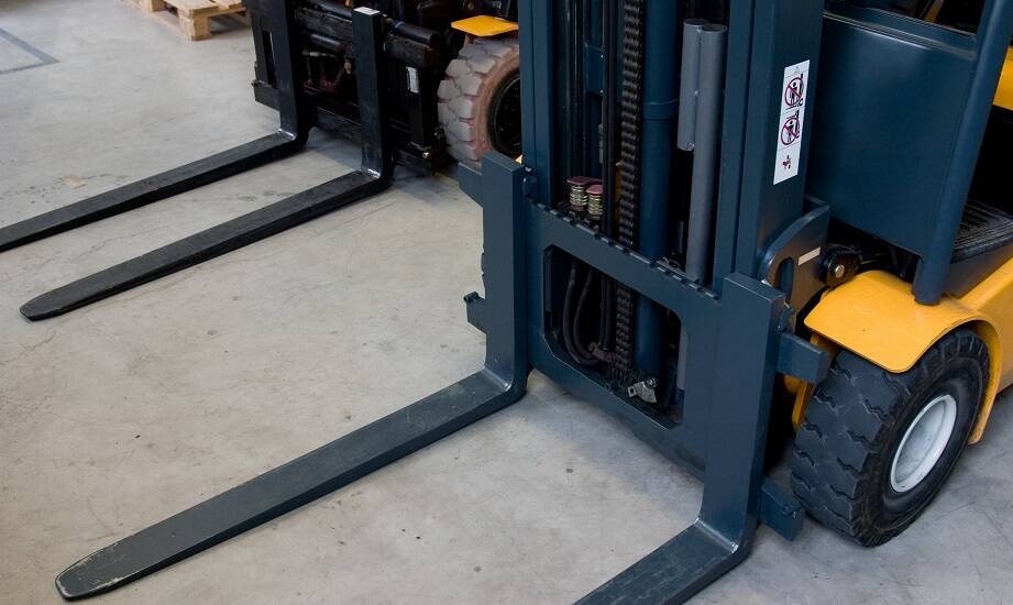 Zalety wyboru wynajmu sztaplarek w porównaniu do zakupu