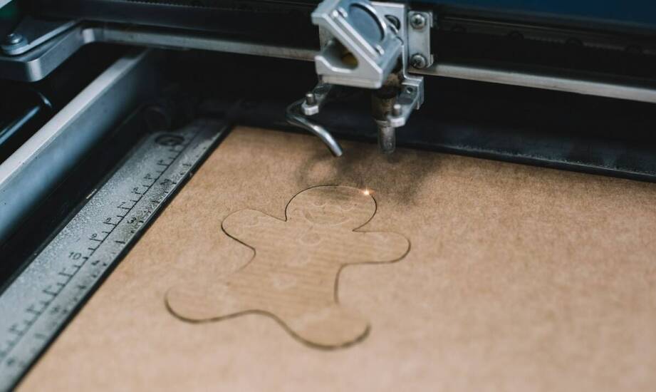 Zastosowanie frezowania sklejki w produkcji reklamowych elementów