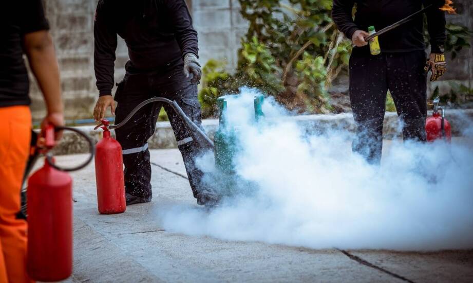 Praktyczne szkolenie z gaśnic: Klucz do skutecznego reagowania na pożary.