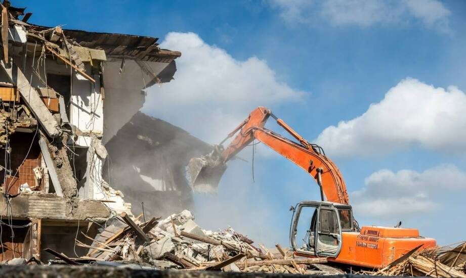 Bezpieczne wyburzenia budynków: jak dbamy o bezpieczeństwo podczas ziemnych robót?