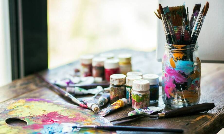 Jakie są zasady organizacji plastycznych i muzycznych aktywności w Domu seniora?