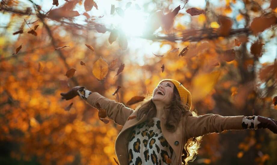 Jak dopasować wełniany płaszcz do różnych stylizacji?