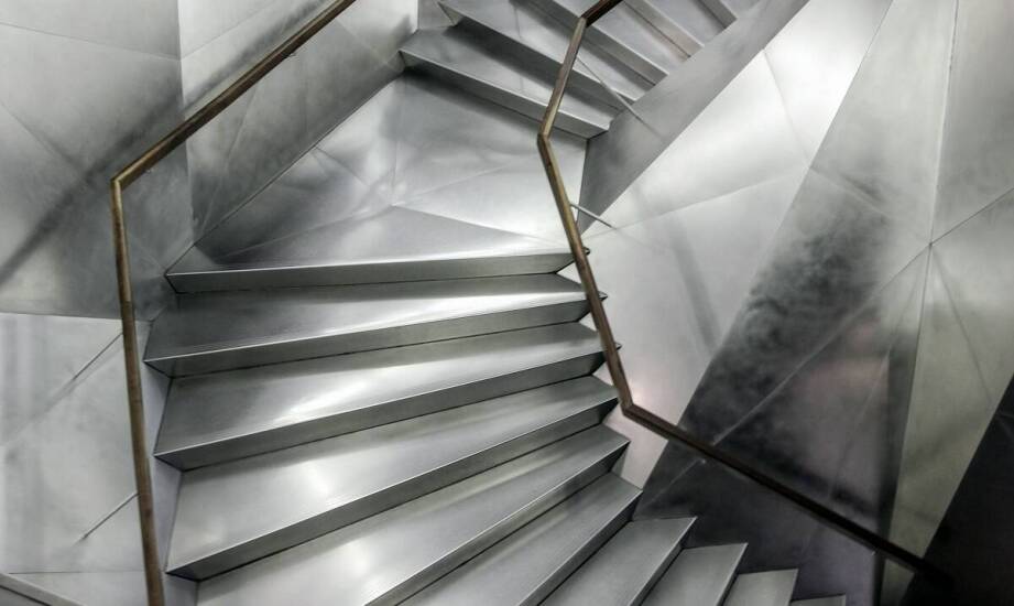 Wewnętrzne metalowe schody – różnorodność konstrukcji i materiałów