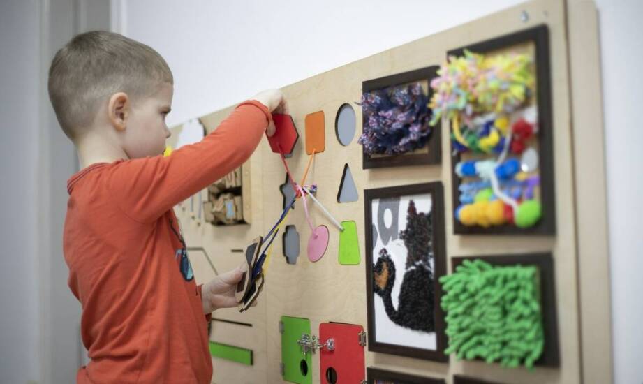 Jak dekoracje ścienne z druku mogą wzbogacić przestrzeń edukacyjną?