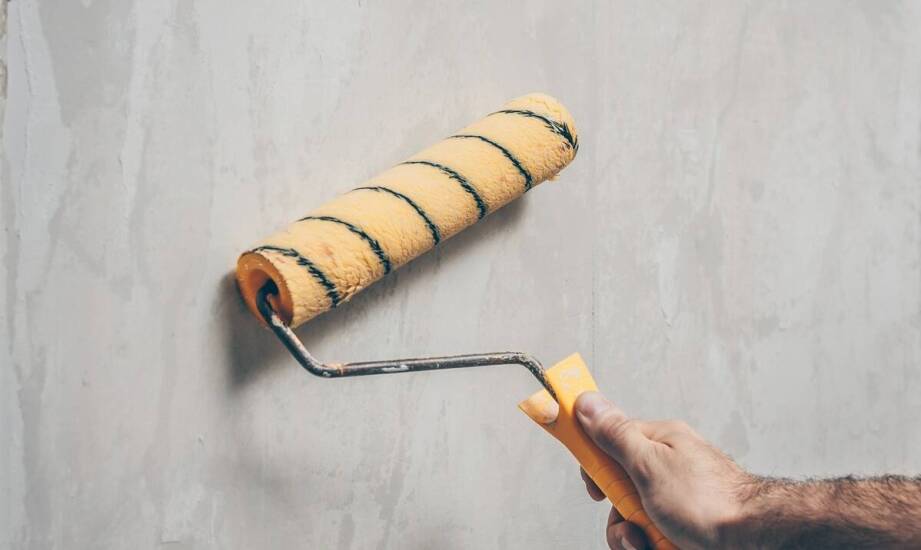 Gruntowanie a ochrona tynku przed niejednolitym połyskiem