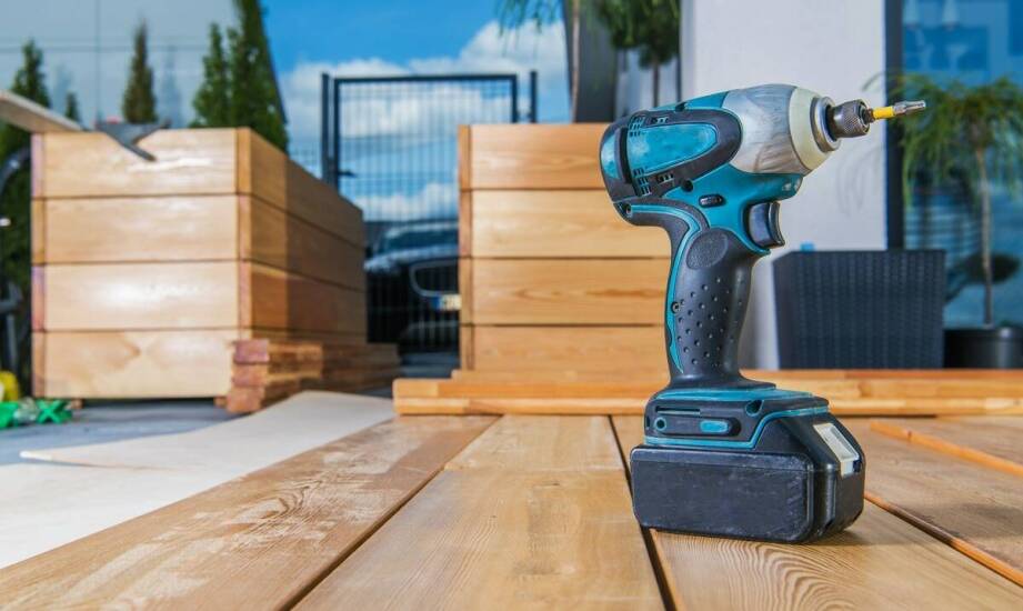 Nowoczesne techniki montażu drewnianych desek na tarasach