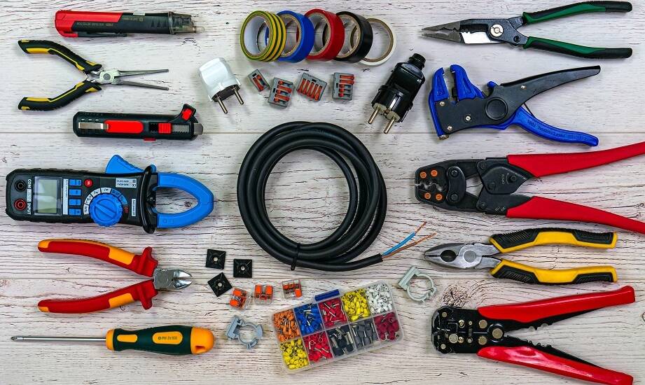 Wpływ użytych materiałów w produkcji na jakość zaciskarek do kabli