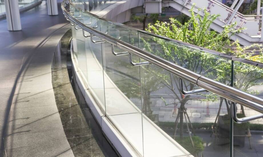 Innowacyjne metody montażu szklanych balustrad okiennych