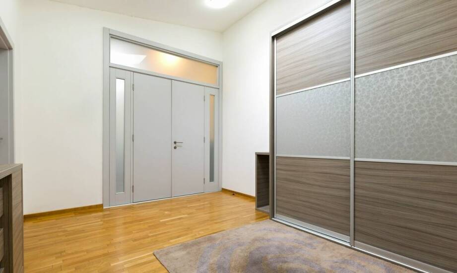 Wybór drzwi wejściowych: Jakie opcje są dostępne dla mieszkań w budynkach wielorodzinnych?