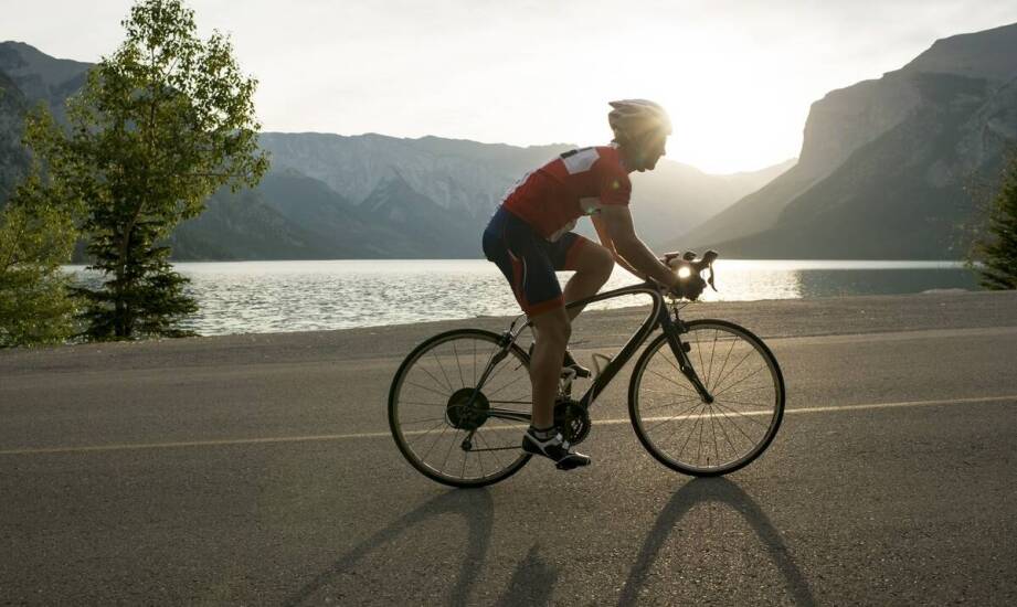 Jakie znaczenie ma odpowiednia odzież podczas jazdy na męskim rowerze trekkingowym?