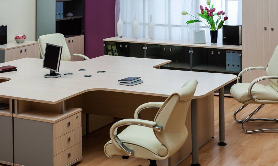 Reprezentacyjne gabinetowe meble – kluczowe elementy wyboru