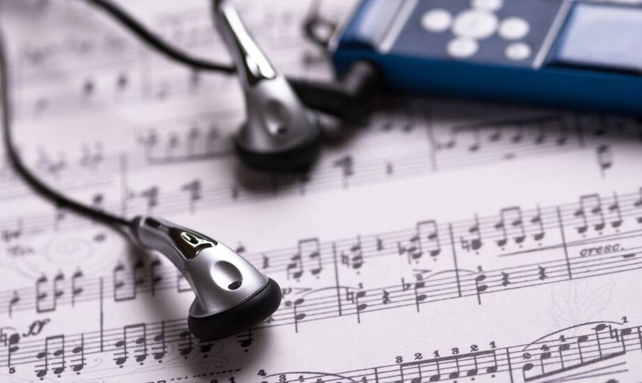 Jak muzyka pomaga w nauce języka angielskiego poprzez słuchowe ćwiczenia?